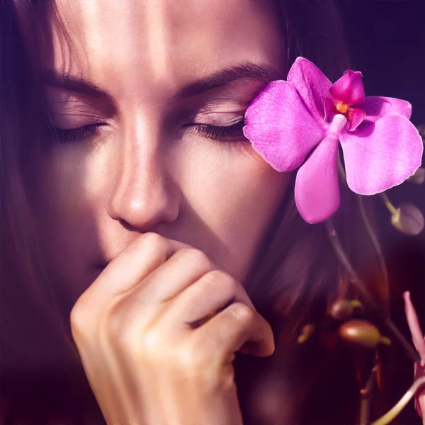 Krásná dívka s orchidejí — Stock fotografie