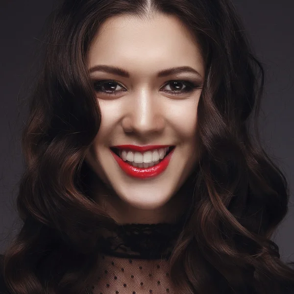 Chica en un vestido negro y lápiz labial rojo — Foto de Stock