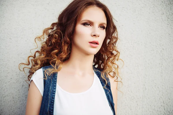 Menina bonita com cabelo encaracolado — Fotografia de Stock