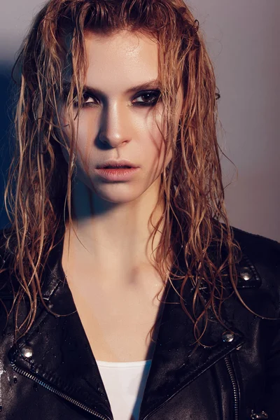 Islak saçlı kız rocker — Stok fotoğraf
