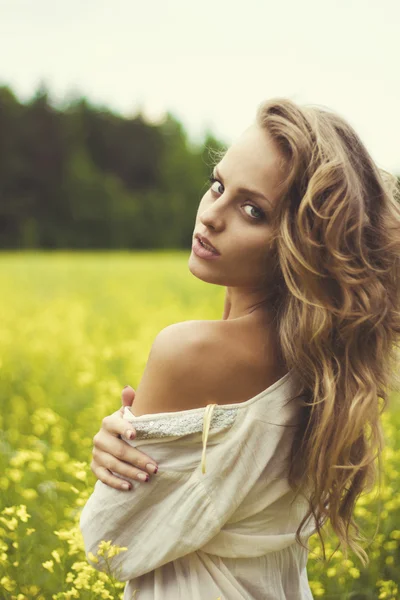 Blond meisje in een veld — Stockfoto