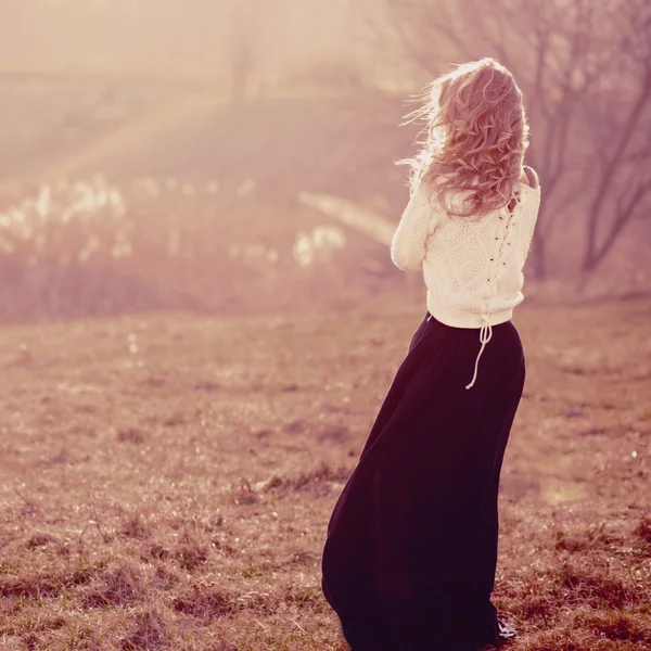 Jeune fille dans un champ d'automne — Photo