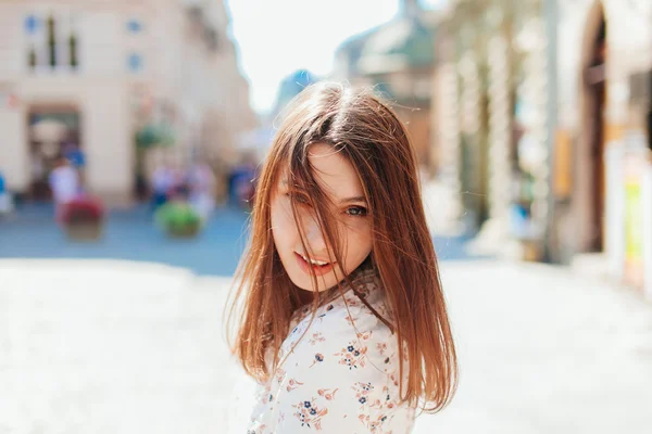 Menina bonita em um dia ensolarado — Fotografia de Stock