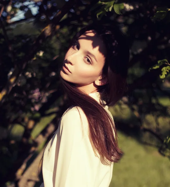 Jovem mulher bonita — Fotografia de Stock