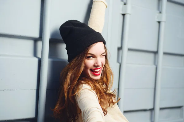 Menina sorridente bonita — Fotografia de Stock