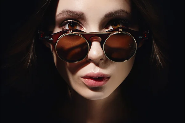 Brünette mädchen mit brille — Stockfoto