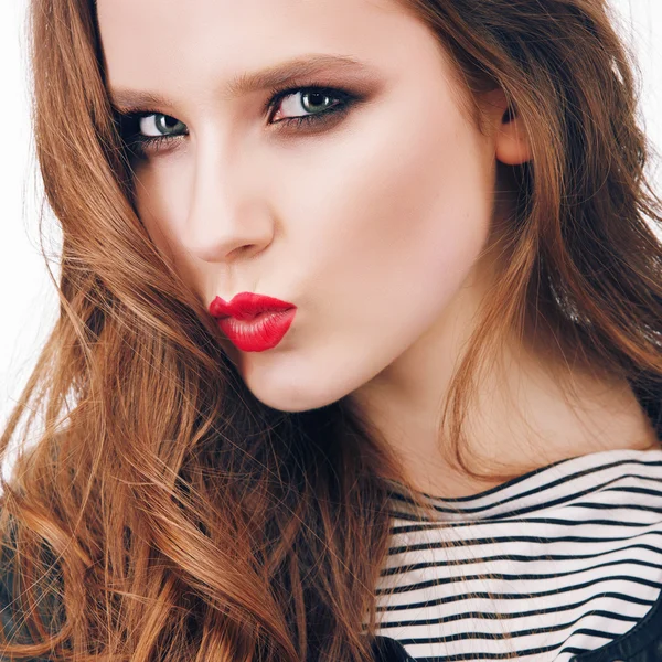 Chica con brillante maquillaje muestra beso — Foto de Stock