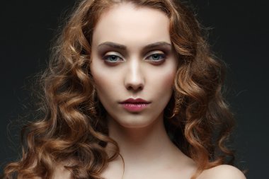 kırmızı kıvırcık saçlı kız,