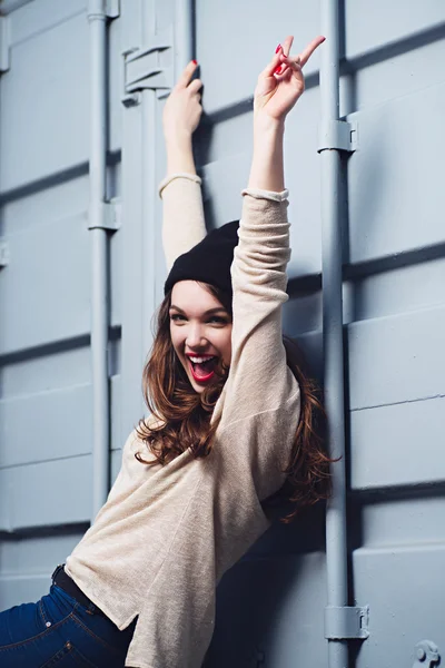 Menina sorridente em um chapéu — Fotografia de Stock