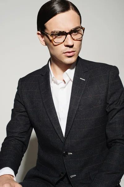 Young man i in a suit and glasses — Stock Photo, Image