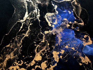 Siyah arka planda altın ve mavi boya sıvısı. Nebula galaksisi soyut resim parlıyor. Taş dokusu.