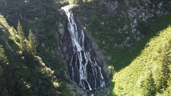 Dağdan akan büyük şelale. Çok yüksek akışlı bir şelale. Şelale Balyası