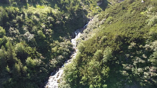 Dağdan akan büyük şelale. Çok yüksek akışlı bir şelale. Şelale Balyası