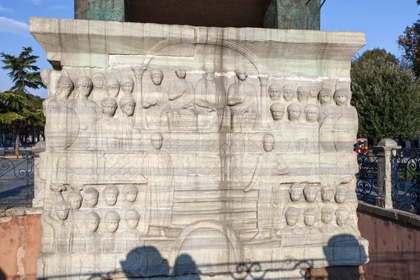 Mısır Dikilitaşı, Istanbul tabanındaki rakamlar