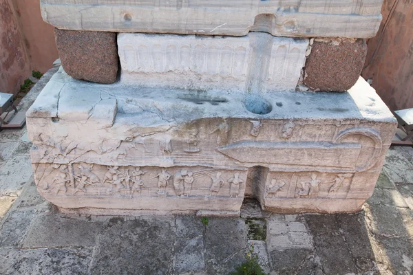 Figuren auf dem Sockel des ägyptischen Obelisken, Istanbul — Stockfoto