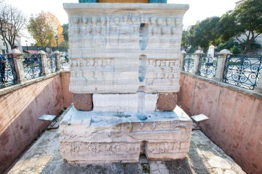 Mısır Dikilitaşı, Istanbul tabanındaki rakamlar