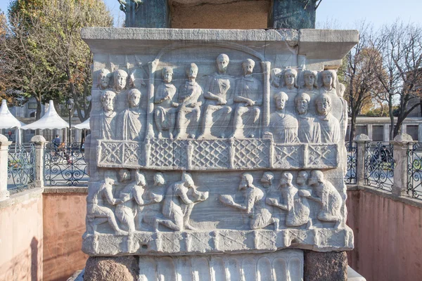Mısır Dikilitaşı, Istanbul tabanındaki rakamlar