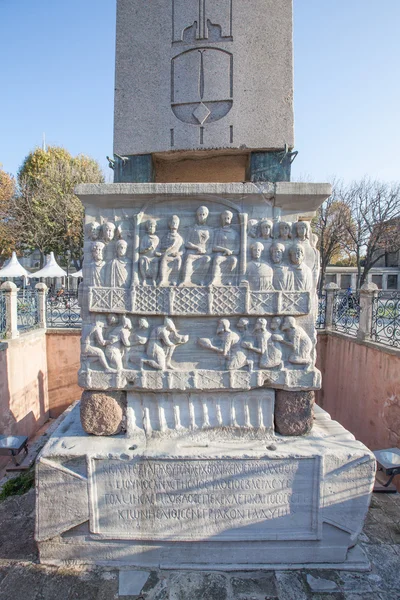 Mısır Dikilitaşı, Istanbul tabanındaki rakamlar