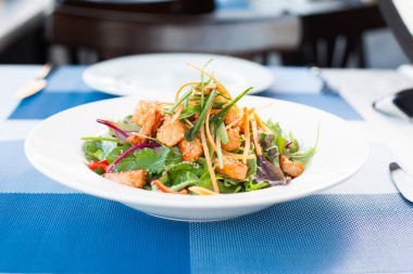 Sağlıklı tavuk salate