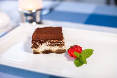 tiramisu tatlısı tabakta