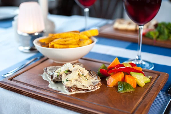 Gegrilltes Rindersteak mit Bratkartoffeln und Pilzen — Stockfoto