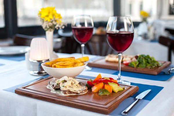 Gegrilltes Rindersteak mit Bratkartoffeln und Pilzen — Stockfoto