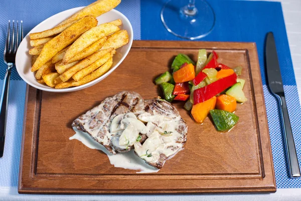 Izgara dana biftek et ile kızarmış patates ve Mashrooms