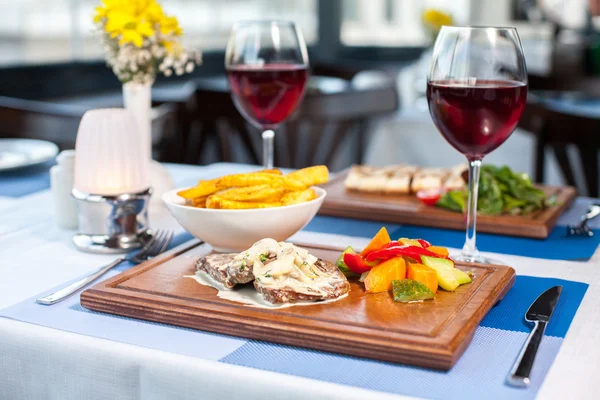 Gegrilltes Rindersteak mit Bratkartoffeln und Champignons — Stockfoto