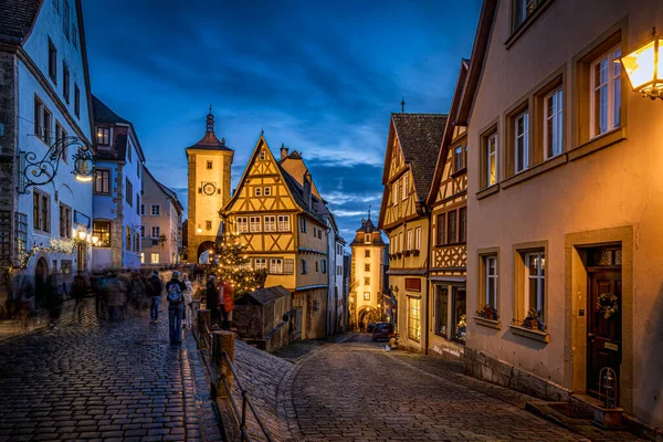 Rothenburg ob der Tauber, Orta Franconia, Bavyera, Almanya 'da Noel pazarının açılışı sırasında 29 Kasım 2025' te çekilen ünlü tarihi caddenin akşam manzarası.
