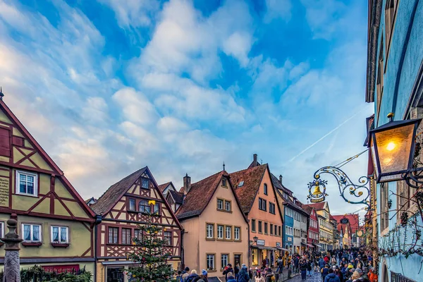 29 Kasım 2025 'te Almanya' nın Bavyera şehrindeki Rothenburg ob der Tauber şehrinin en ünlü caddelerinden birine bakınız. Geleneksel yarı ahşap evler, tarihi cepheler ve şenlikli dekorasyonlar.