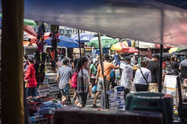 Divisoria, Manila, Filipinler - Ekim 2020: Bir tezgahın içinden görüldüğü gibi, sokak pazarında hareketli bir manzara.