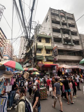 Divisoria, Manila, Filipinler - Ekim 2020: Sta Elena, Ilaya ve Juan Luna Caddesi kavşağı boyunca hareketli bir sahne.