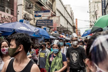 Divisoria, Manila, Filipinler - Ekim 2020: Ilaya Caddesi boyunca hareketli bir manzara - Dükkanlar ve insanlarla dolu kalabalık, yayalar. Zorunlu olarak yüz maskeleri takılan yeni normal sahne.