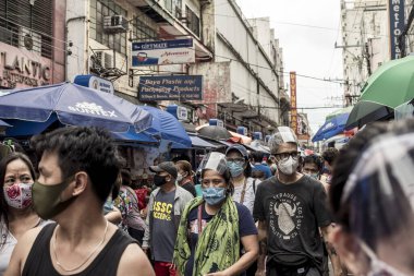 Divisoria, Manila, Filipinler - Ekim 2020: Ilaya Caddesi boyunca hareketli bir manzara - Dükkanlar ve insanlarla dolu kalabalık, yayalar. Zorunlu olarak yüz maskeleri takılan yeni normal sahne.