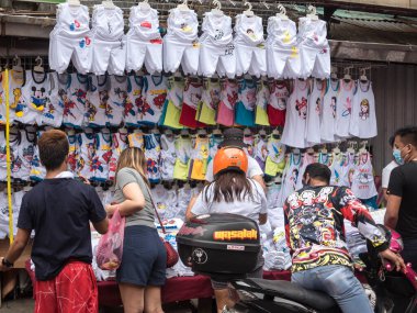 Divisoria, Manila, Filipinler - Ekim 2020: Bir sokak pazarındaki tezgah çocuk giysileri satıyor.