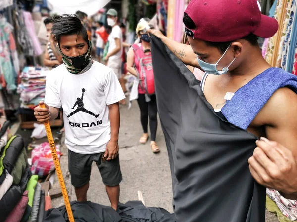 Divisoria Manila Philippines Oct 2020 Two Vendors Fold Black Fabric — Stock Photo, Image