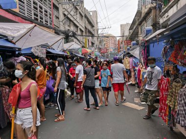 Divisoria, Manila, Filipinler - Ekim 2020: Ilaya Caddesi boyunca hareketli bir manzara - Dükkanlar ve insanlarla dolu kalabalık, yayalar. Zorunlu olarak yüz maskeleri takılan yeni normal sahne.