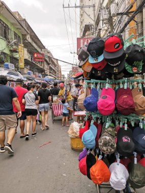 Divisoria, Manila, Filipinler - Ekim 2020: Bir sokak pazarında satılık sermaye.