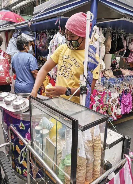 フィリピン マニラのディヴィソリア 2020年10月 忙しいストリートマーケットの顧客に 地元のアイスクリームであるソーベツをスクープする男 — ストック写真