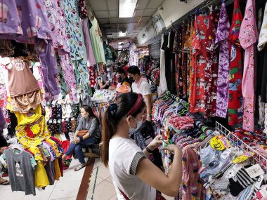 Divisoria, Manila, Filipinler - Ekim 2020: Satılık çeşitli kıyafetler 168 AVM 'nin zemin katında dar bir patika