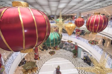 Divisoria, Manila, Filipinler - Ekim 2020: Yılbaşı süsleri Binondo 'daki Lucky Chinatown Alışveriş Merkezi' nin avlusunda..
