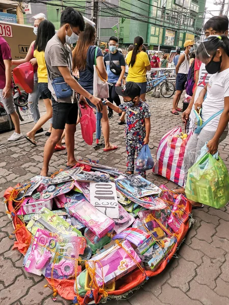 Divisoria Manila Filipinas Out 2020 Uma Criança Escolhe Uma Arma — Fotografia de Stock