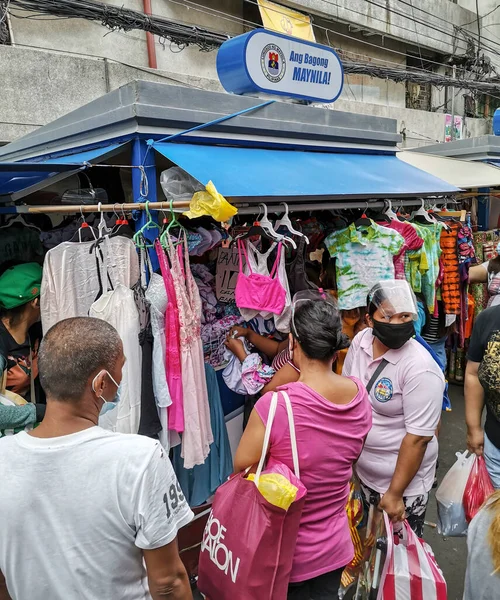 Divisoria, Manila, Filipinler - Ekim 2020: Ilaya caddesi boyunca kadın kıyafetleri satan yerel hükümet tarafından sağlanan bir tezgah.