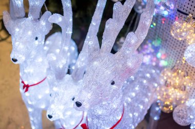 Açık plastik bir ren geyiğinin yerel bir mağazada ya da mağazada satılığa çıkması.