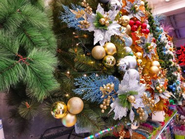 Yerel bir mağazada ya da mağazada sergilenen bir sıra süslenmiş Noel ağacı.