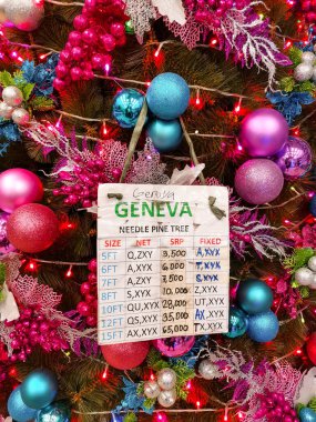 Divisoria, Manila, Filipinler - Ekim 2020: Yüksekliğe bağlı olarak fiyatlandırma listesi yerel bir mağazada sergilenen örnek bir Noel ağacına asıldı.