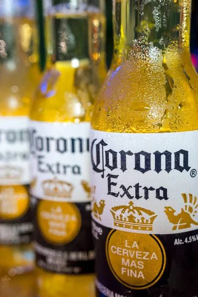 Uma Fila Quatro Cervejas Corona Extra Frias Tiro Close Uma — Fotografia de Stock