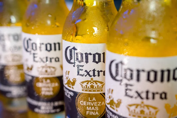 Bir sıra soğuk Corona Extra bira, yakın çekim. Meksikalı bira fabrikası Cervecera Modelo 'nun ürettiği ve Belçikalı AB InBev şirketinin sahibi olduğu soluk bir bira..