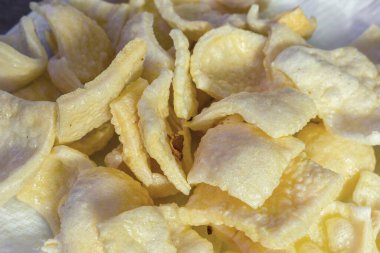 Kropek 'e yakın plan, nişasta ya da muhallebi unundan yapılmış bol yağda kızartılmış karides aromalı kraker. Akşam saatlerinde bir barda vuruldu..