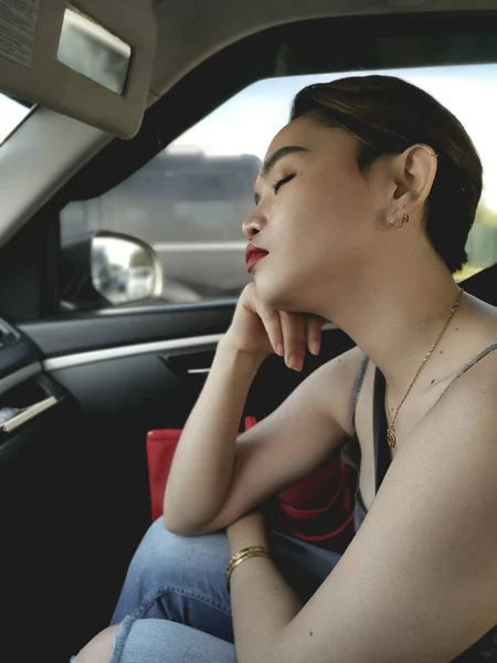 Short Haired Asian Woman Falls Asleep Tedious Traffic Gridlock She — Stock Photo, Image